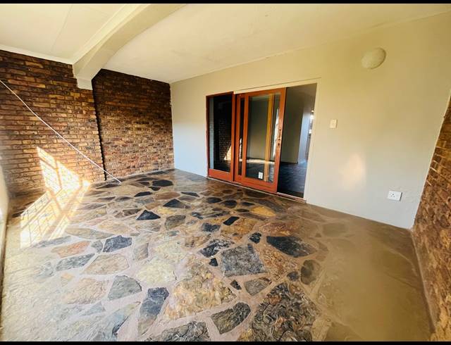 2 BEDROOM APARTMENT TO LET IN SONHEUWEL EXT 1